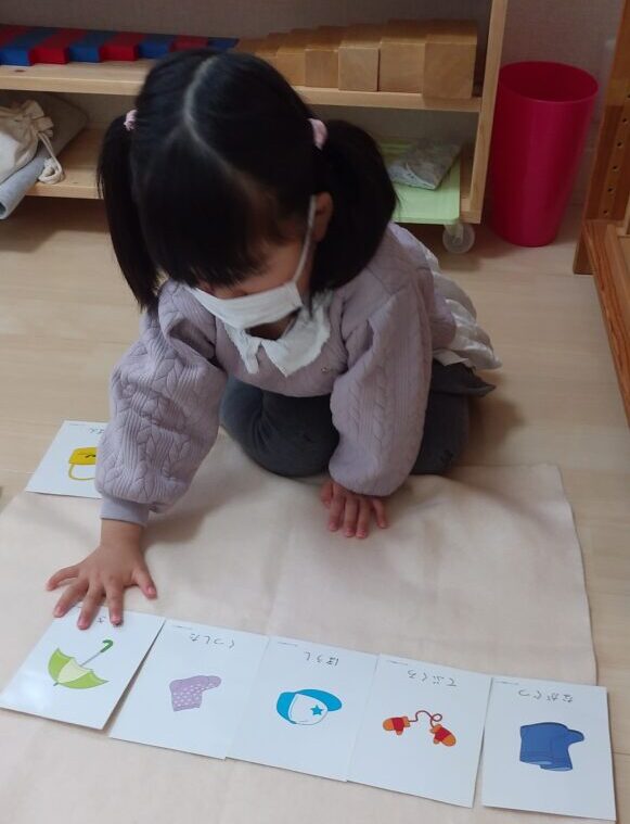 Step３（年少クラス）リトミックのあとのモンテソーリのお仕事