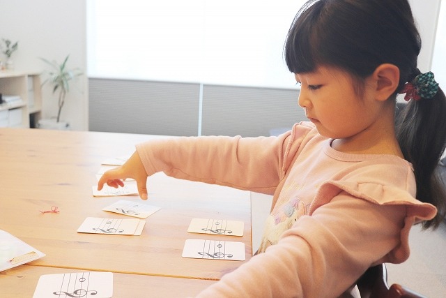 カードを選ぶ女の子