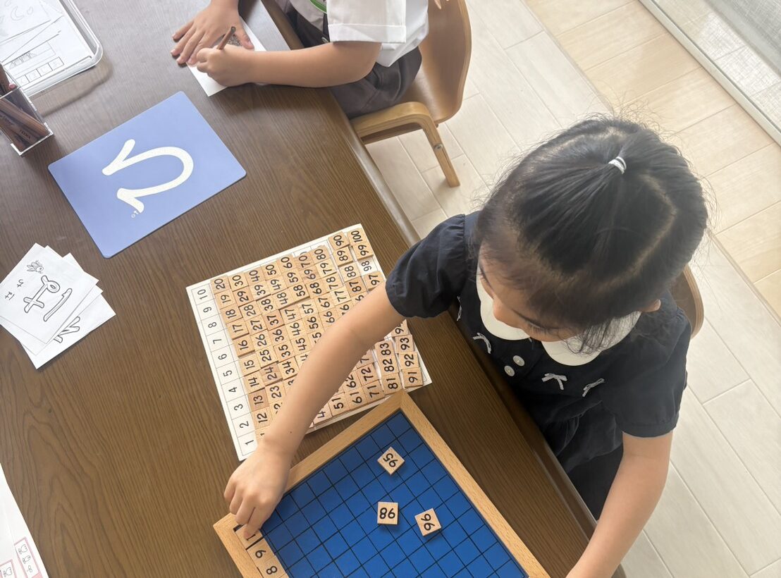 数字を見ながらひらがなを書く様子